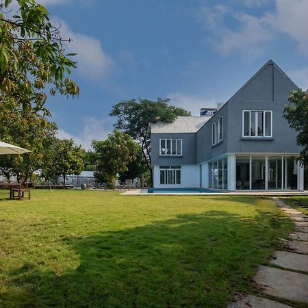 Twilight Grove By Stayvista - Pool- View Villa With Manicured Lawn, Contemporary Interiors & Home Theatre Karjat Eksteriør billede