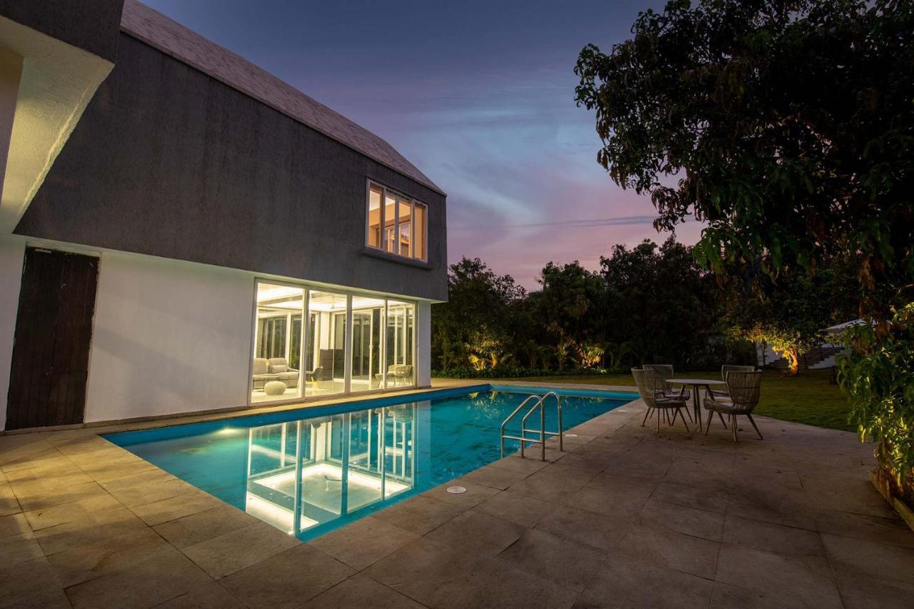 Twilight Grove By Stayvista - Pool- View Villa With Manicured Lawn, Contemporary Interiors & Home Theatre Karjat Eksteriør billede