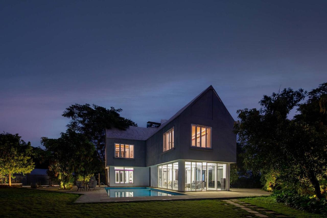 Twilight Grove By Stayvista - Pool- View Villa With Manicured Lawn, Contemporary Interiors & Home Theatre Karjat Eksteriør billede