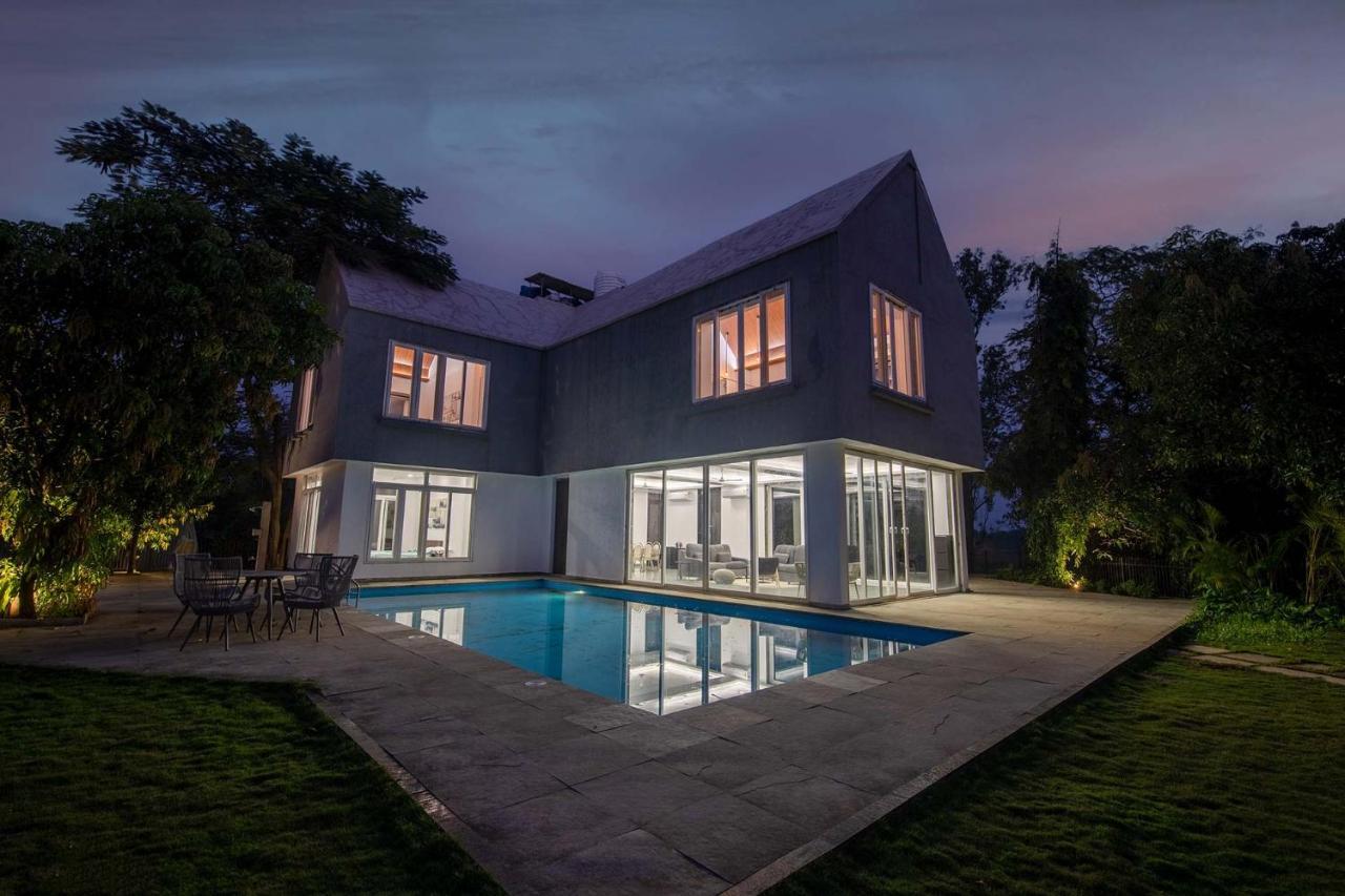 Twilight Grove By Stayvista - Pool- View Villa With Manicured Lawn, Contemporary Interiors & Home Theatre Karjat Eksteriør billede